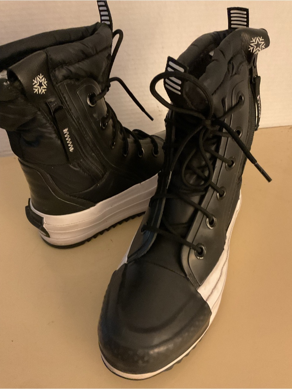 Converse women black puffy platform Chuck Taylor high top sneakers US 5.5